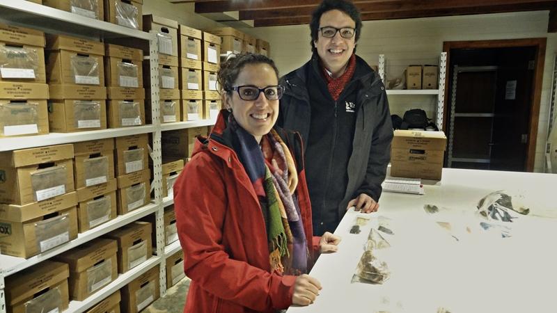 Beatriz Marin-Aguilera y Simón Urbina visitando el depósito arqueológico