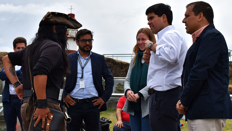Ministro y Seremi de Bienes Nacionales, junto a la Directora regional (S) del Patrimonio y el Director del museo disfrutan del relato histórico del "pirata Alexander", uno de los guías voluntarios que ofrecen sus servicios en el Monumento.