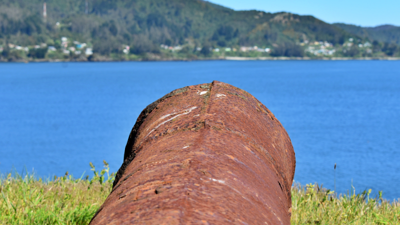 Réplica de ASMAR de un cañón de 24 libras Boca de cañón de la batería del castillo de Niebla apuntando hacia la boca del estuario