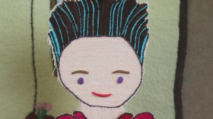 Personaje en stop motion elaborado con bordado textil por las Bordadoras de Miramar.