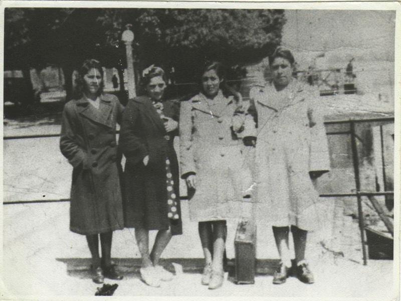 Teolinda Pavie Espinoza y sus amigas en la costanera antes de embarcar de regreso a Corral En la década del '40 era común que corraleñas y corraleños viajaran a Valdivia 1 o 2 veces al mes para abastecerse de mercaderías y/o hacer trámites. El trayecto en lancha duraba 2 horas y 30 minutos, pasaba por Mancera, Niebla, Carboneros y Cancagual