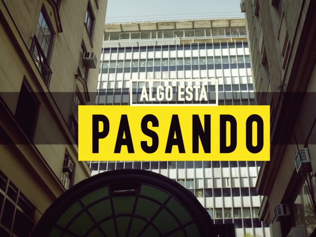 Algo está pasando, de Tomás Alzamora