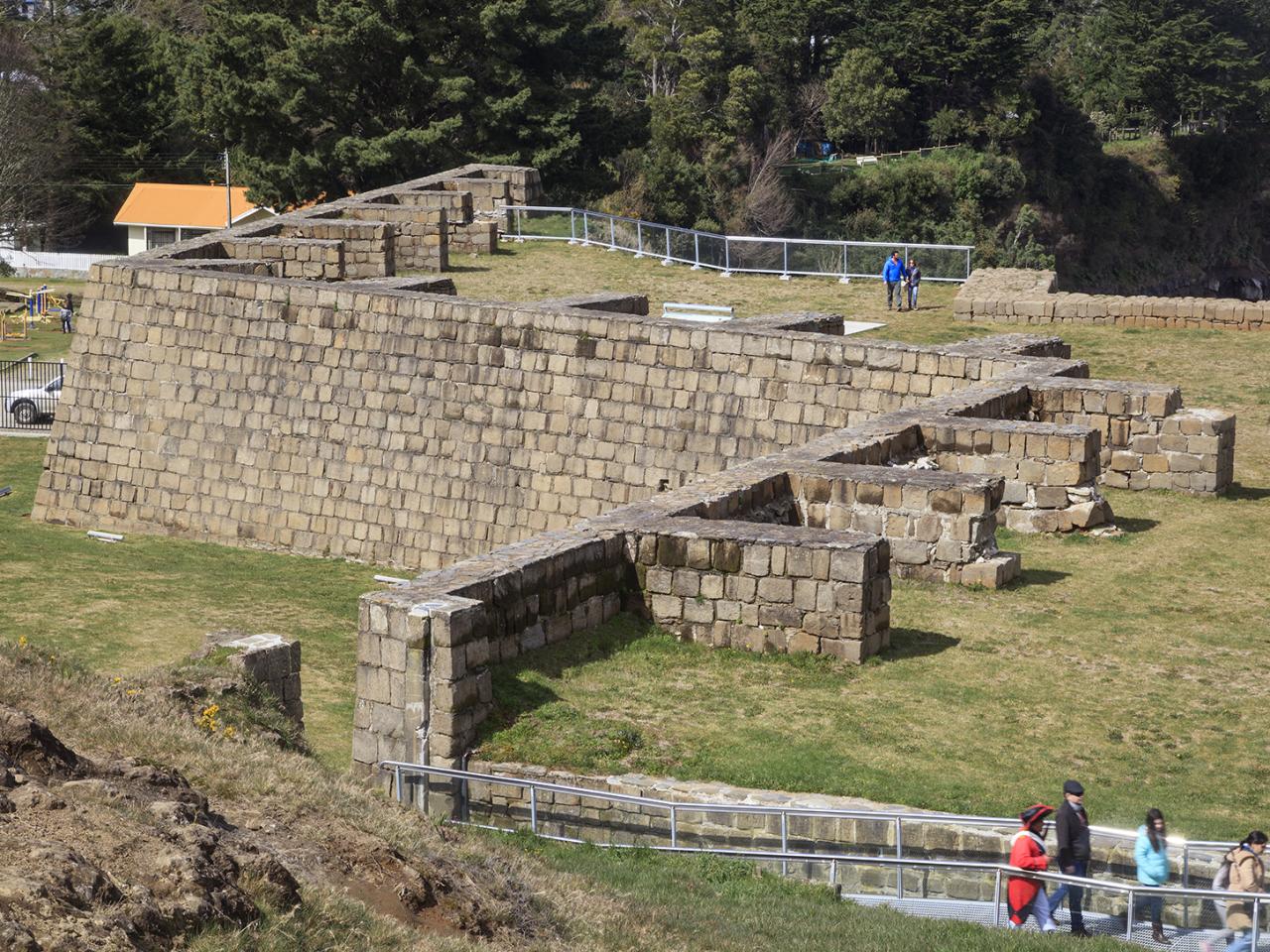 Acceso principal y baluarte sureste