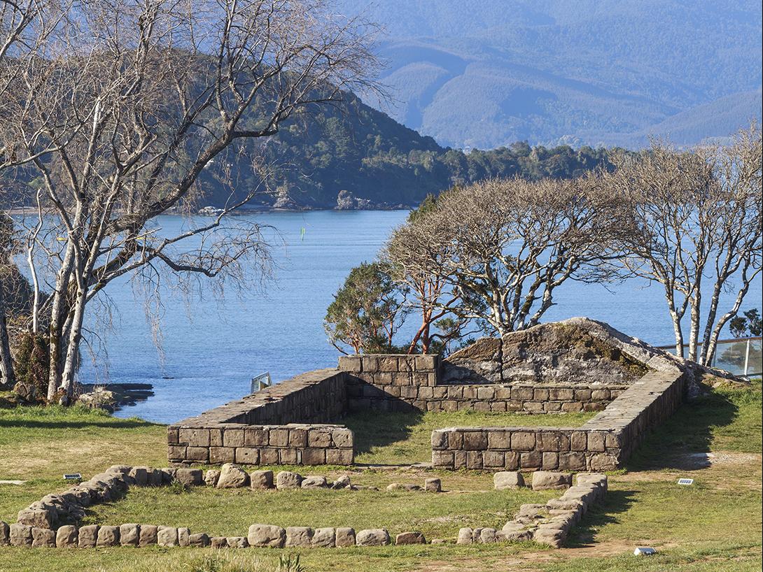 Capilla restaurada por Roberto Montandón en la década de 1960 (al fondo isla Mancera)