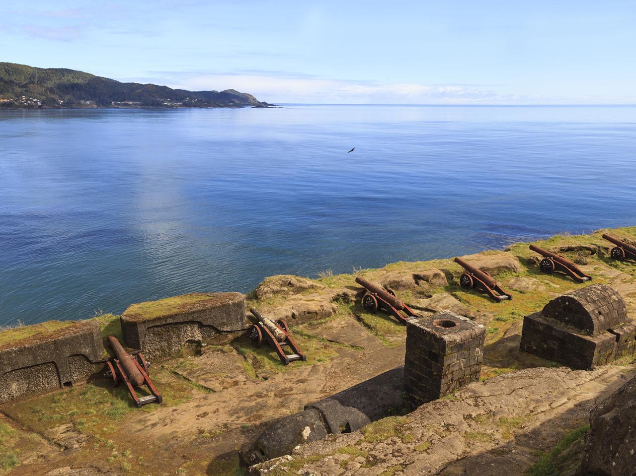 Batería principal del Castillo (al fondo localidades de Corral-Amargos-San Carlos, bahía de Corral y Océano Pacífico)