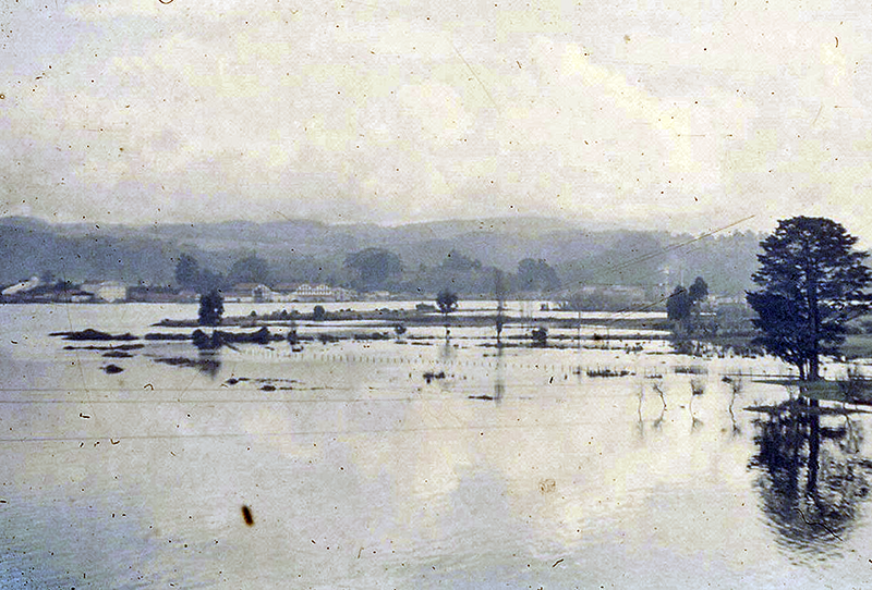 Espejos de agua en calma reflejando la fuerza terrestre