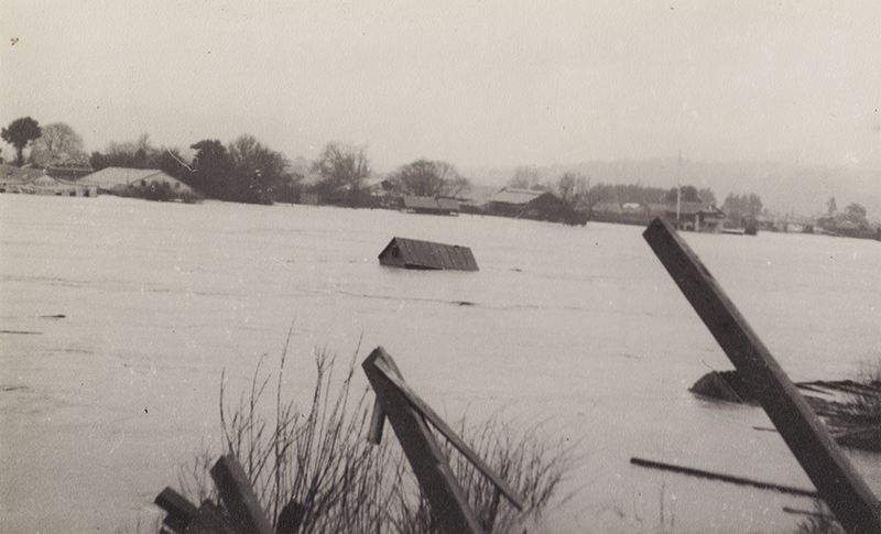 Construcción arrastrada por la corriente del río