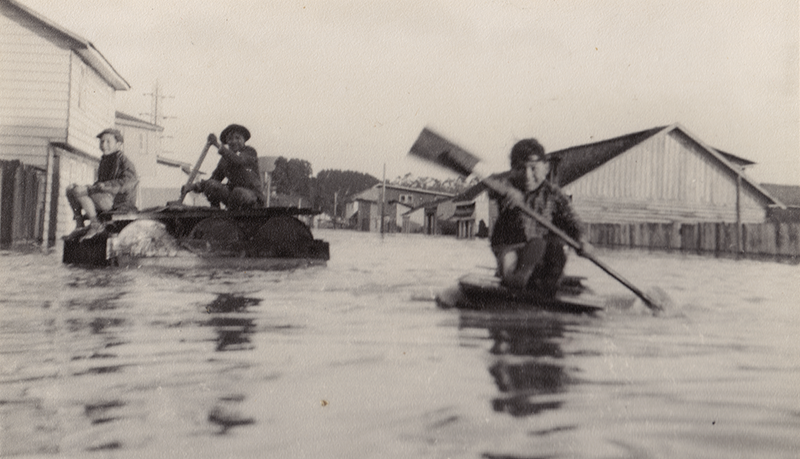 Niños navegando en el río