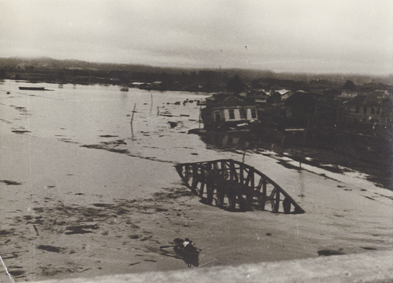 Estructuras metálicas resistiendo el arrastre del río