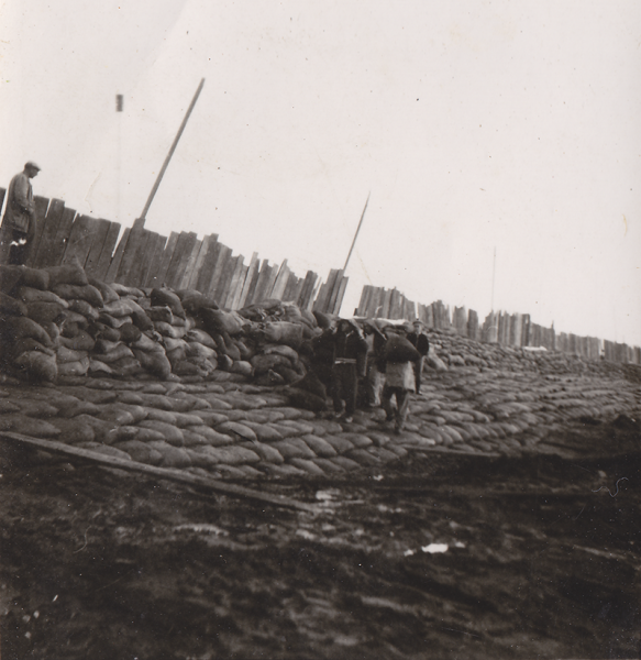 Diques de contención con sacos de barro