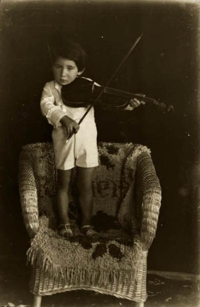 Niño y su violín
