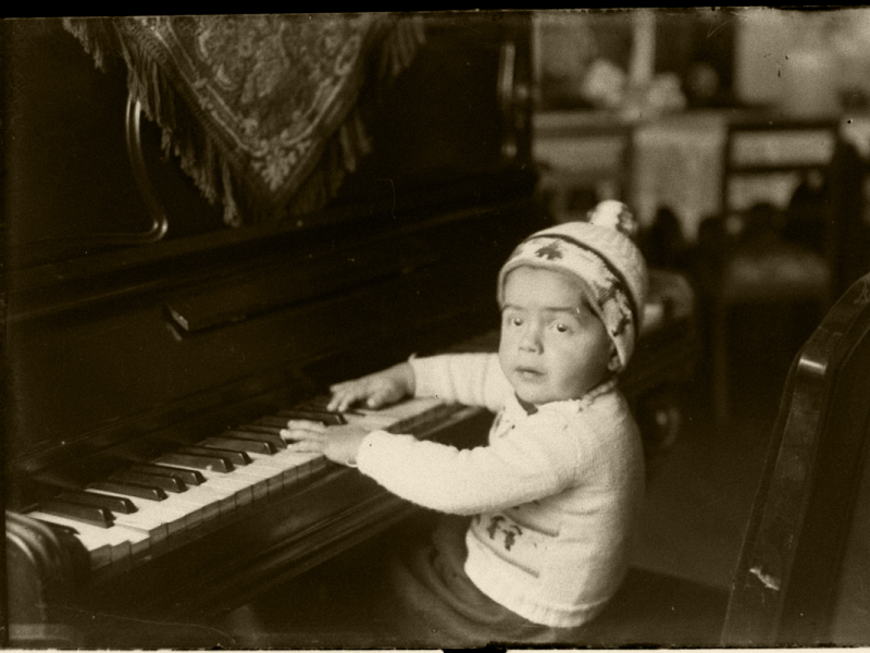 Niño al piano Niño al piano