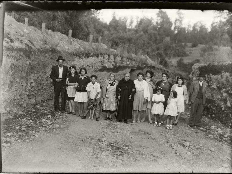 Familia en camino rural Familia en camino rural