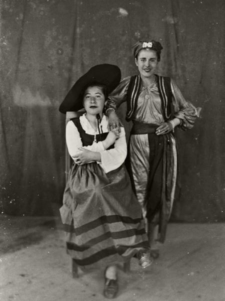 Retrato de dos mujeres disfrazadas