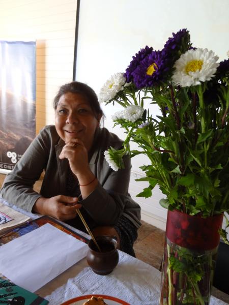 Myriam Carrasco realiza artesanía en madera y también borda en lanigrafía