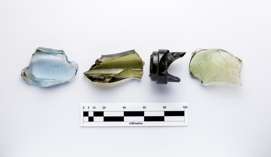 Fragmentos de cuellos y golletes de vidrio de variados colores