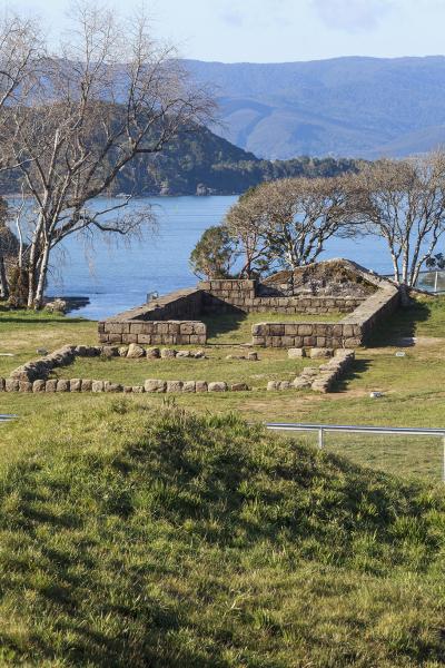 Capilla restaurada por Roberto Montandón en la década de 1960 (al fondo isla Mancera)