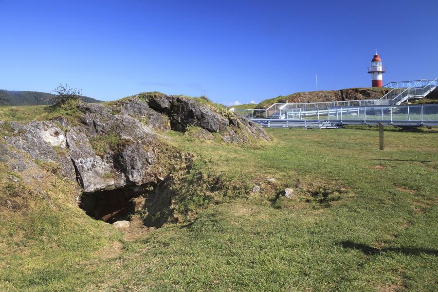 Montículo de argamasa y cueva