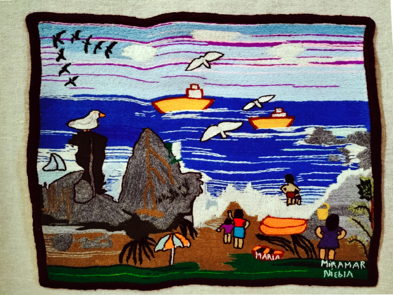 Obra textil de paisaje patrimonial bordado en lana de colores