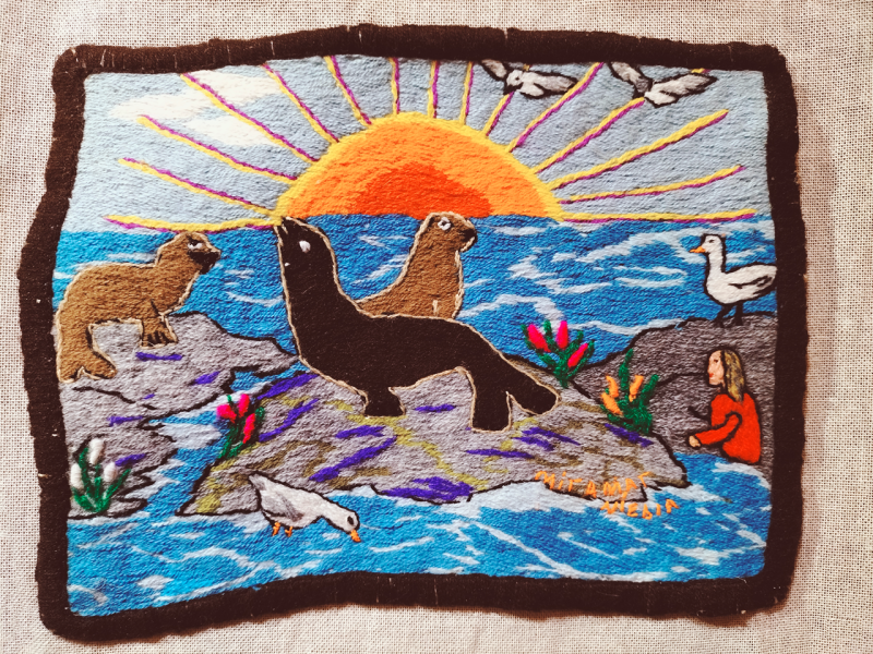 Obra textil de paisaje patrimonial bordado en lana de colores