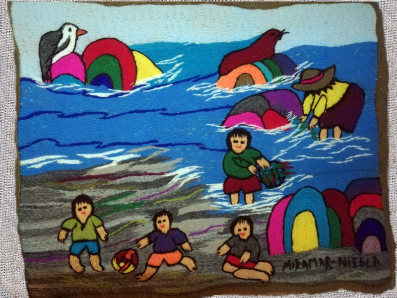 Obra textil de paisaje patrimonial bordado en lana de colores