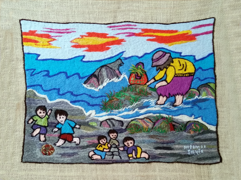 Obra textil de paisaje patrimonial bordado en lana de colores