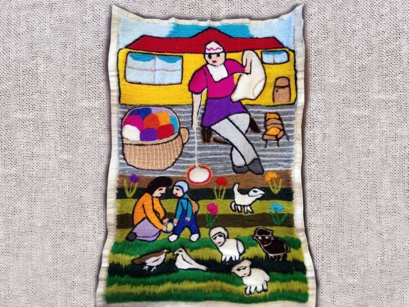 Obra textil de paisaje patrimonial bordado en lana de colores