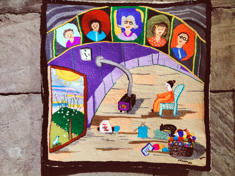 Obra textil de paisaje patrimonial bordado en lana de colores