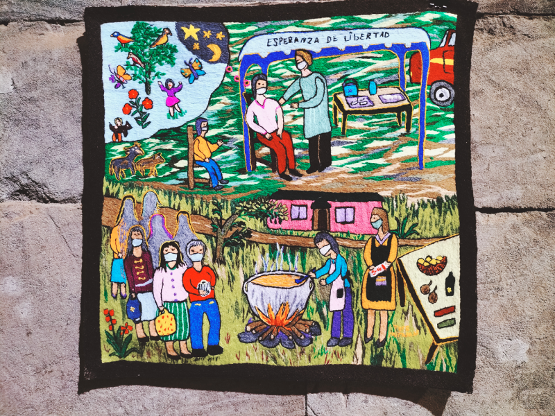 Obra textil de paisaje patrimonial bordado en lana de colores