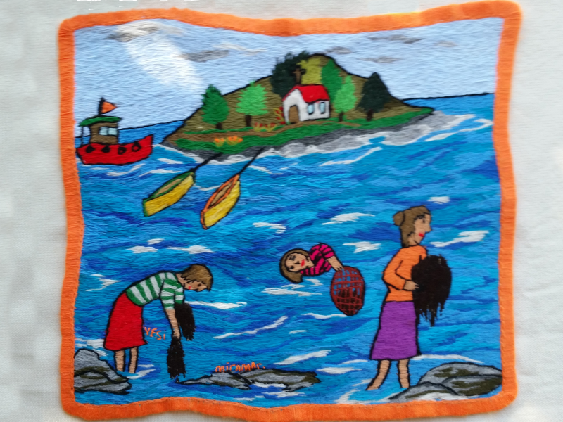 Obra textil de paisaje patrimonial bordado en lana de colores