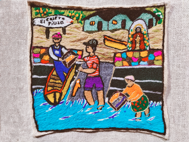 Obra textil de paisaje patrimonial bordado en lana de colores