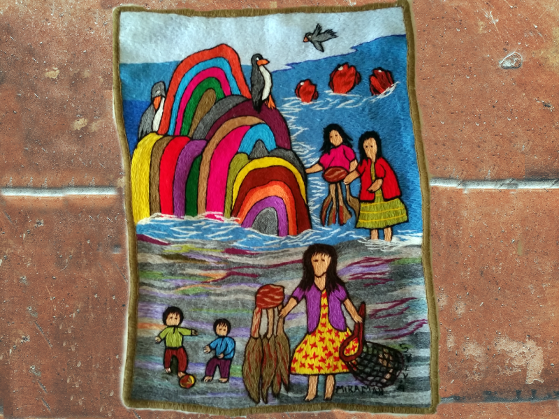 Obra textil de paisaje patrimonial bordado en lana de colores