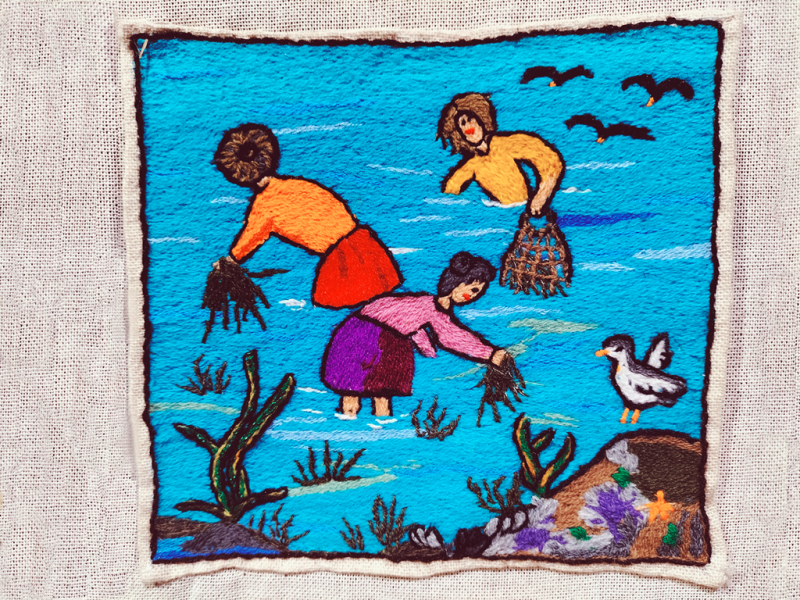 Obra textil de paisaje patrimonial bordado en lana de colores