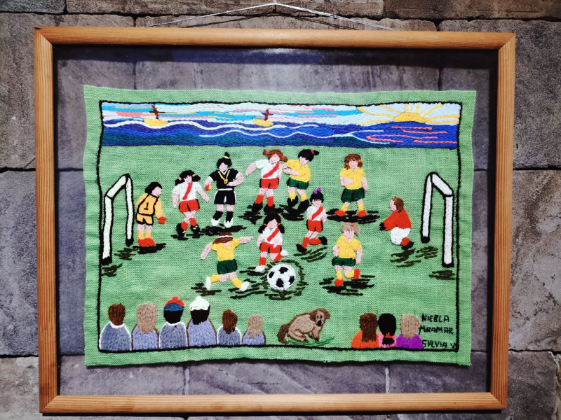 Obra textil de paisaje patrimonial bordado en lana de colores