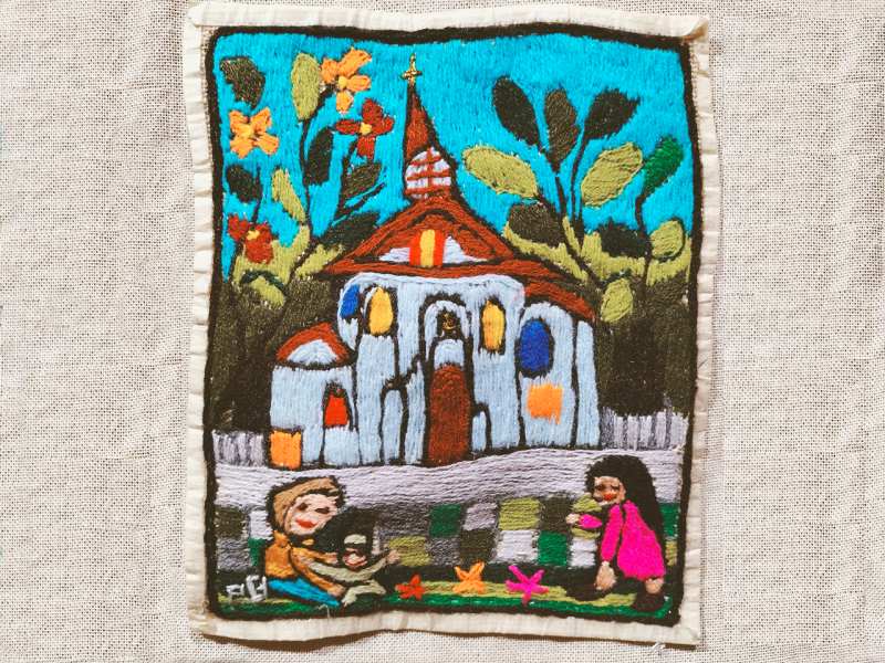 Obra textil de paisaje patrimonial bordado en lana de colores