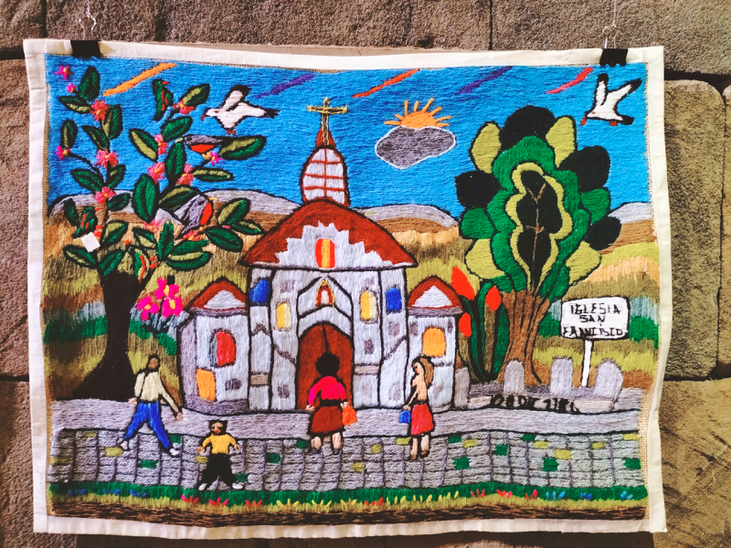 Obra textil de paisaje patrimonial bordado en lana de colores