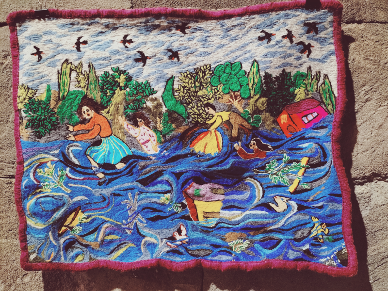 Obra textil de paisaje patrimonial bordado en lana de colores