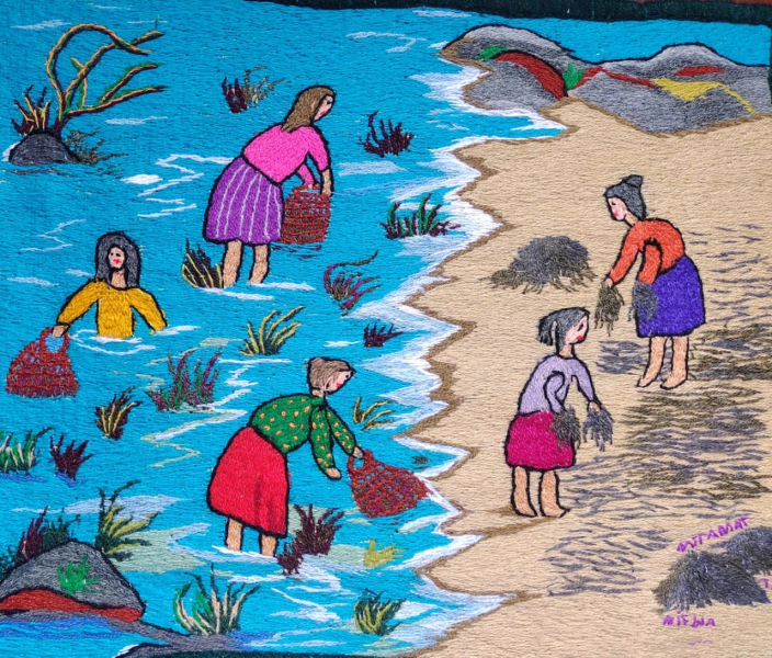 Obra textil de paisaje patrimonial bordado en lana de colores