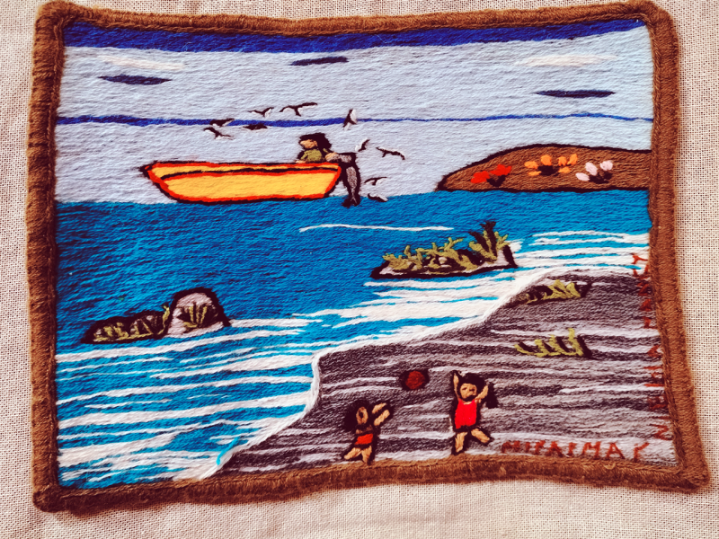 Obra textil de paisaje patrimonial bordado en lana de colores