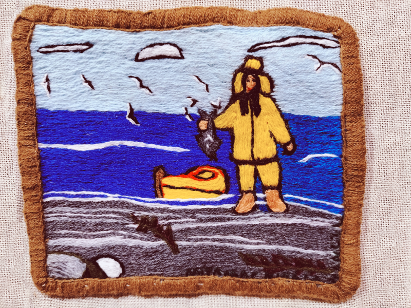 Obra textil de paisaje patrimonial bordado en lana de colores